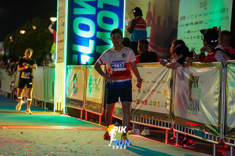 Race photo from PIK NITE RUN 2025