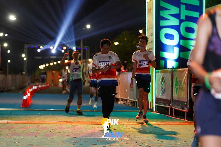 Race photo from PIK NITE RUN 2025