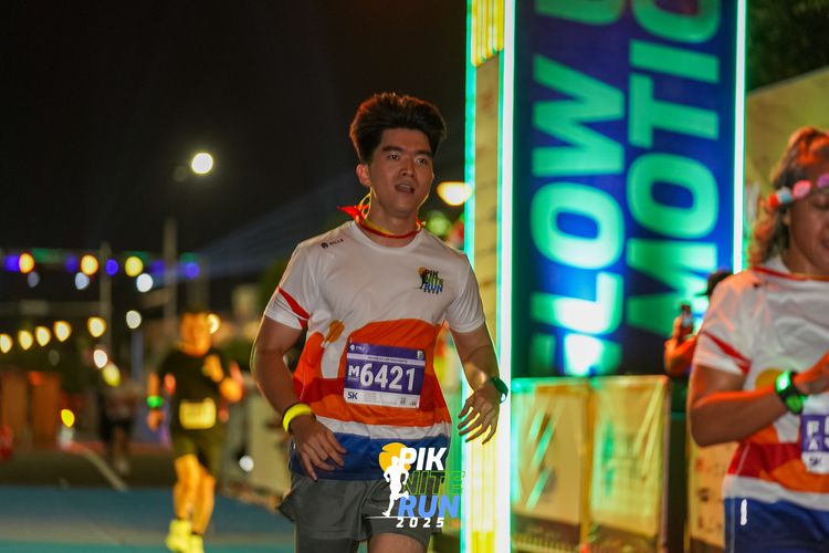 Race photo from PIK NITE RUN 2025