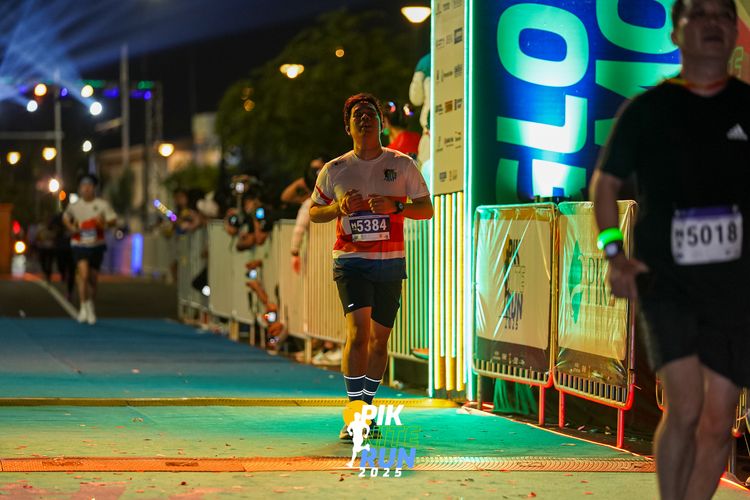 Race photo from PIK NITE RUN 2025
