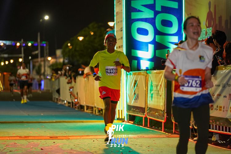 Race photo from PIK NITE RUN 2025