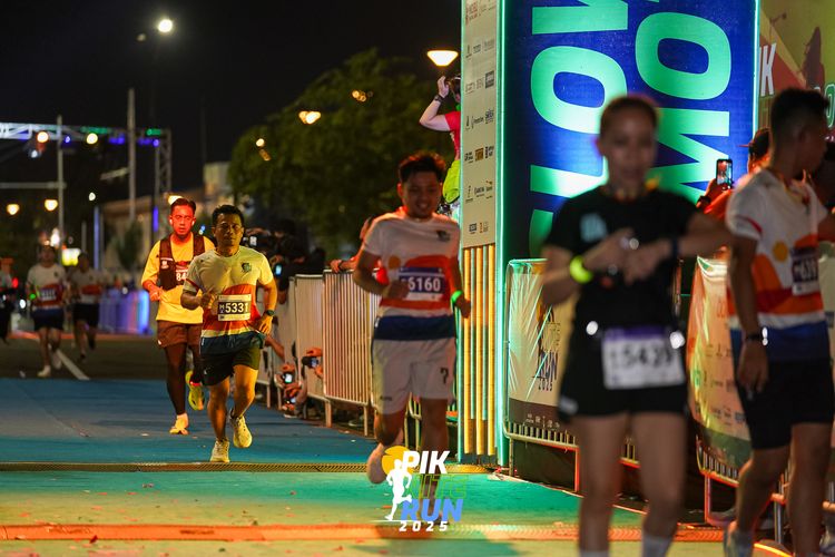 Race photo from PIK NITE RUN 2025
