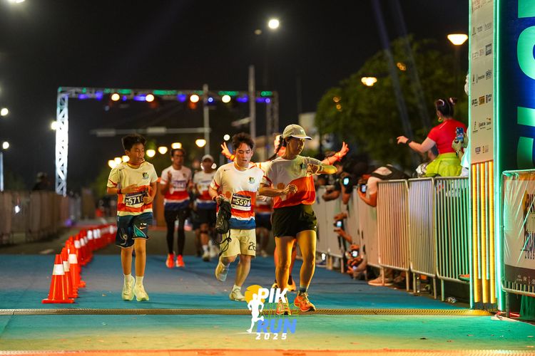 Race photo from PIK NITE RUN 2025