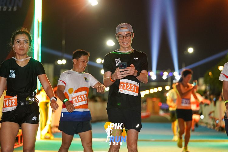Race photo from PIK NITE RUN 2025