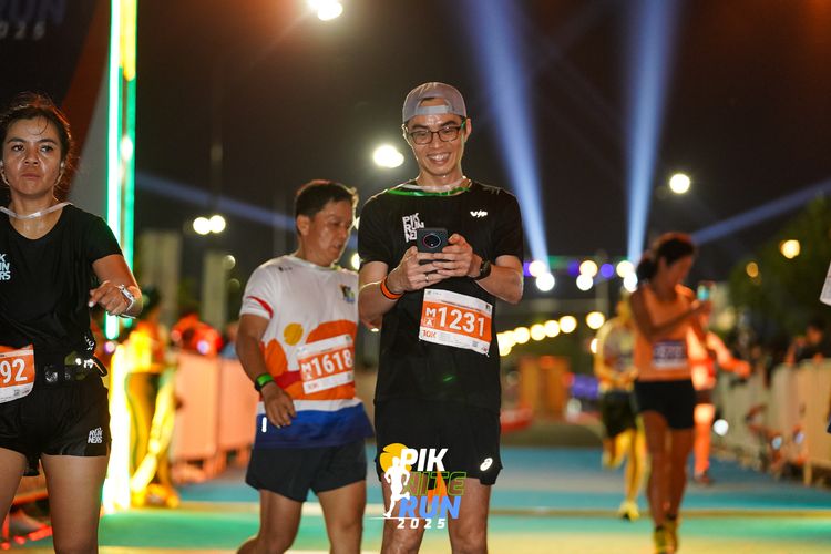 Race photo from PIK NITE RUN 2025