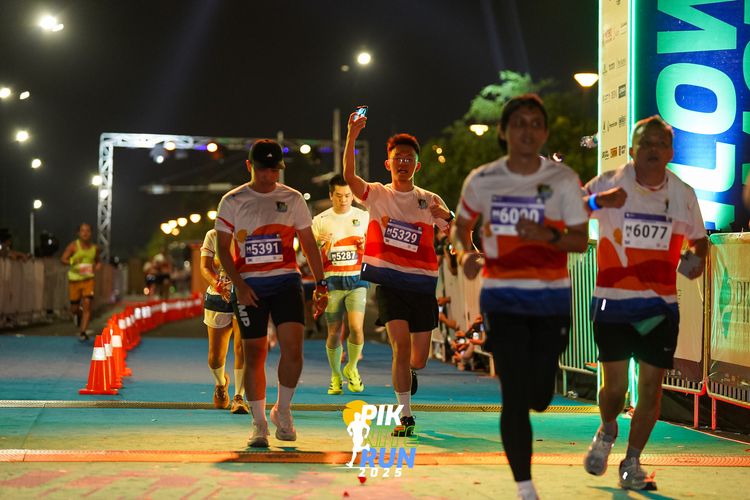 Race photo from PIK NITE RUN 2025