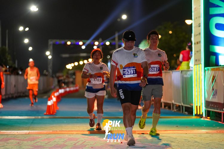 Race photo from PIK NITE RUN 2025