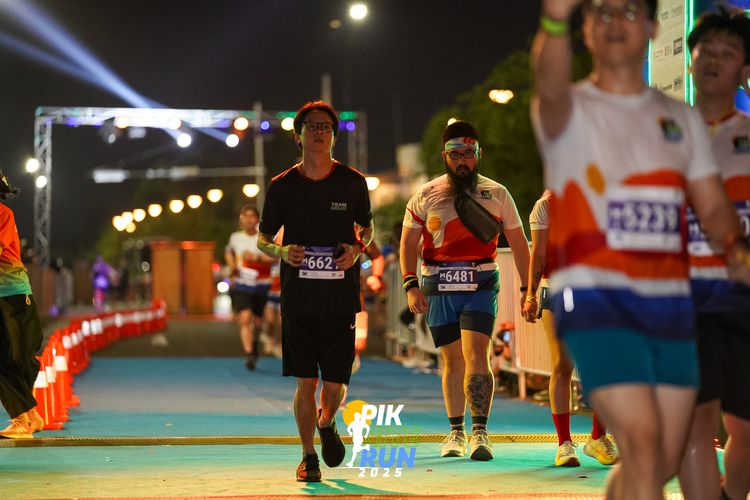 Race photo from PIK NITE RUN 2025