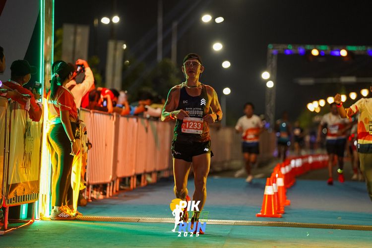 Race photo from PIK NITE RUN 2025