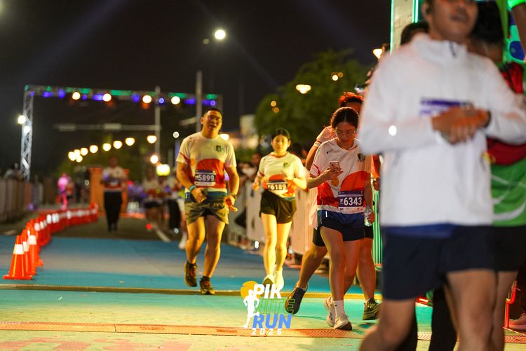 Race photo from PIK NITE RUN 2025