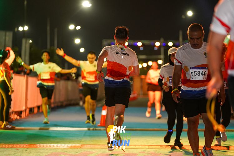 Race photo from PIK NITE RUN 2025