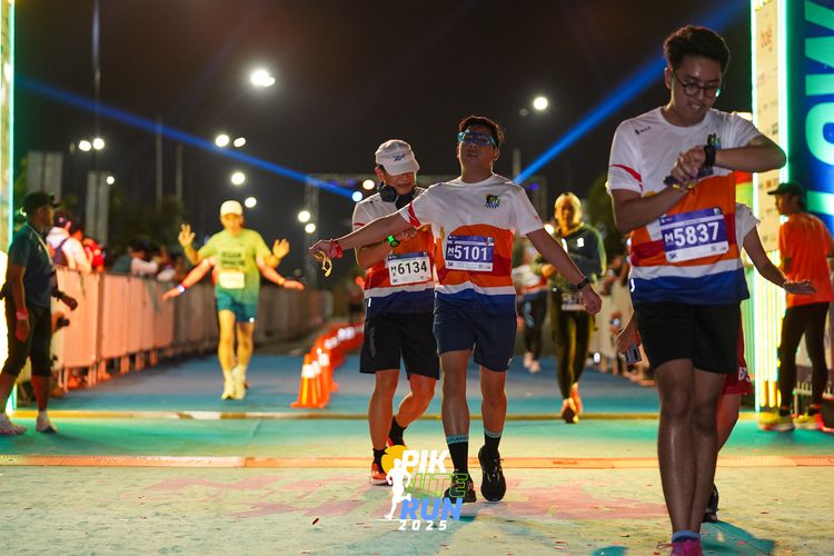Race photo from PIK NITE RUN 2025