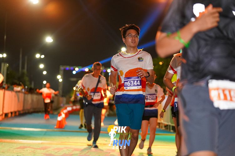 Race photo from PIK NITE RUN 2025
