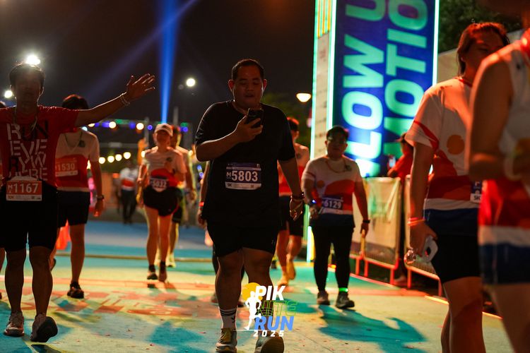Race photo from PIK NITE RUN 2025
