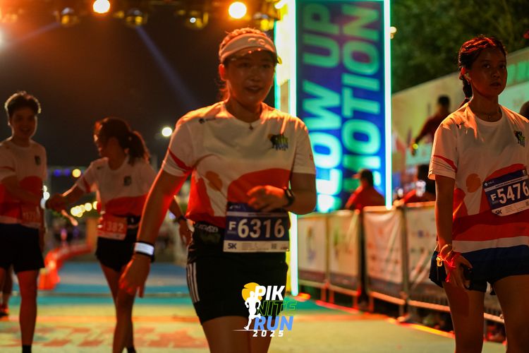 Race photo from PIK NITE RUN 2025