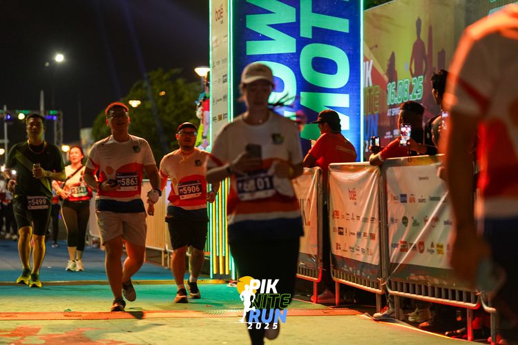 Race photo from PIK NITE RUN 2025