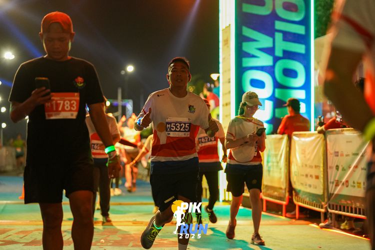Race photo from PIK NITE RUN 2025