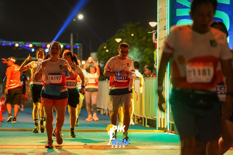 Race photo from PIK NITE RUN 2025