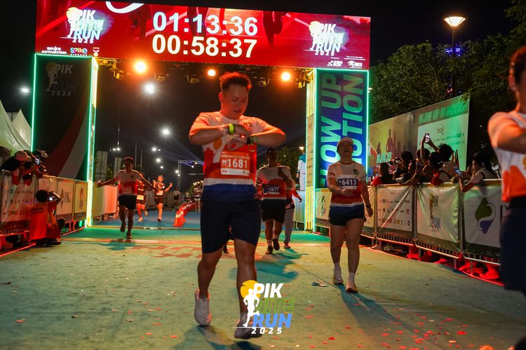 Race photo from PIK NITE RUN 2025