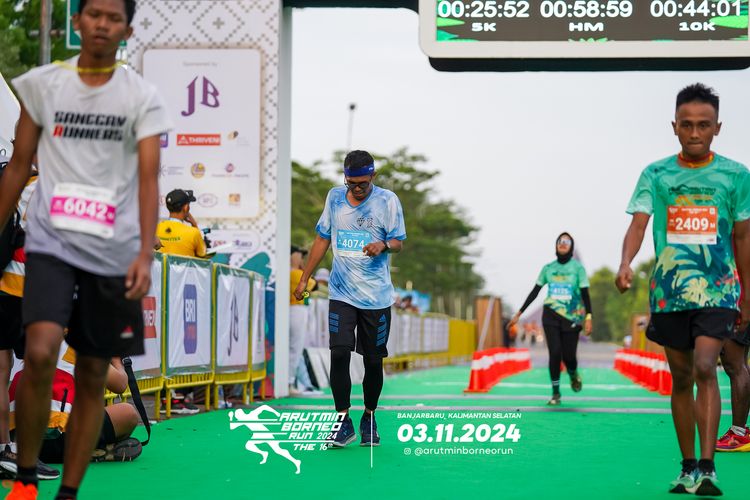 Race photo from Arutmin Borneo Run 2024