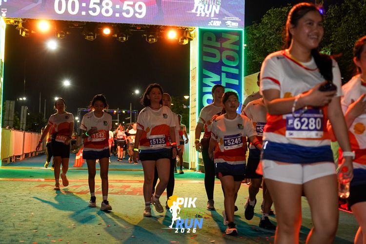 Race photo from PIK NITE RUN 2025