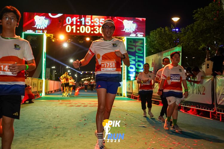 Race photo from PIK NITE RUN 2025