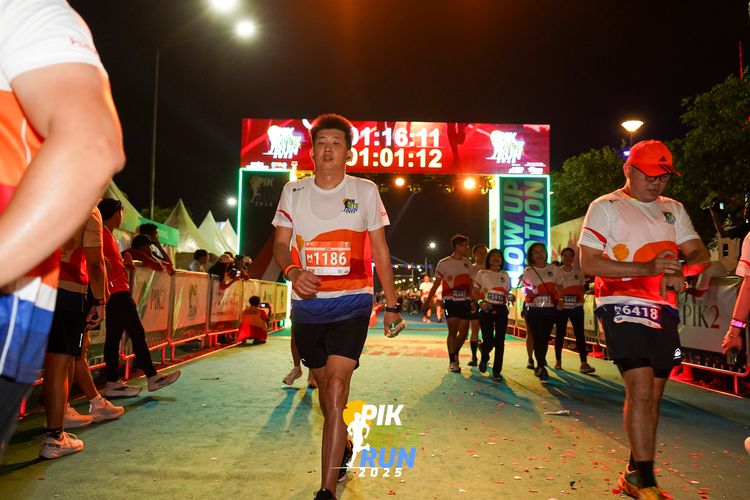 Race photo from PIK NITE RUN 2025