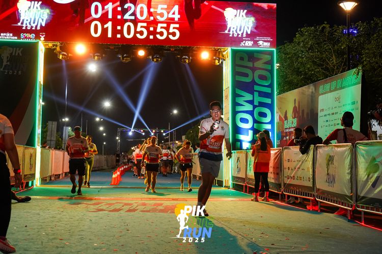 Race photo from PIK NITE RUN 2025