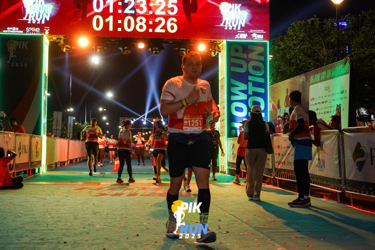 Race photo from PIK NITE RUN 2025