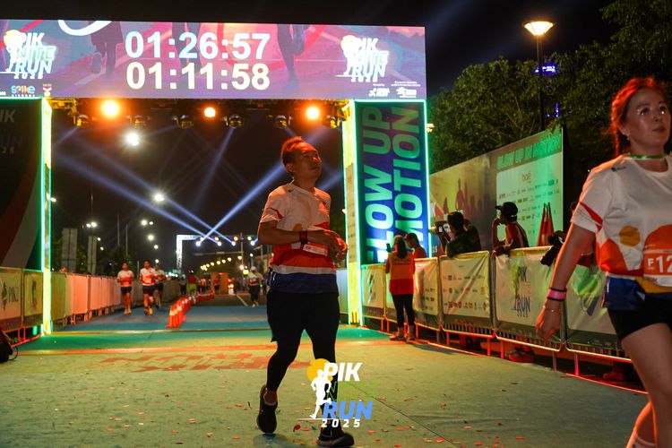 Race photo from PIK NITE RUN 2025