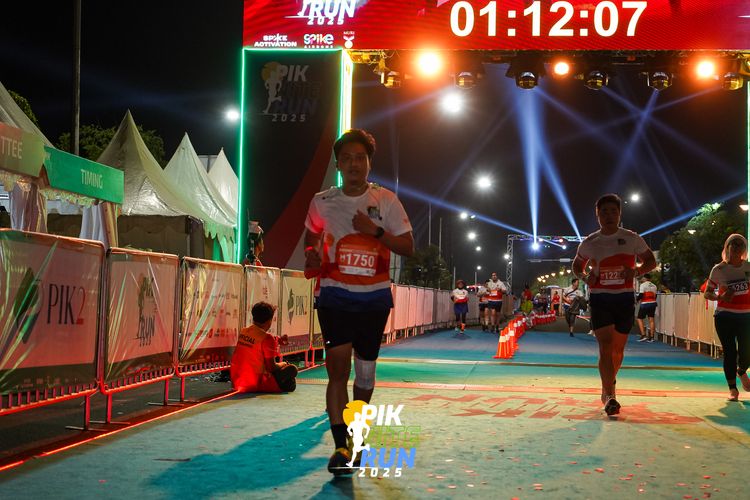 Race photo from PIK NITE RUN 2025
