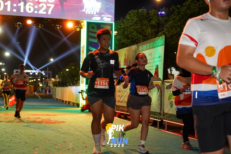 Race photo from PIK NITE RUN 2025