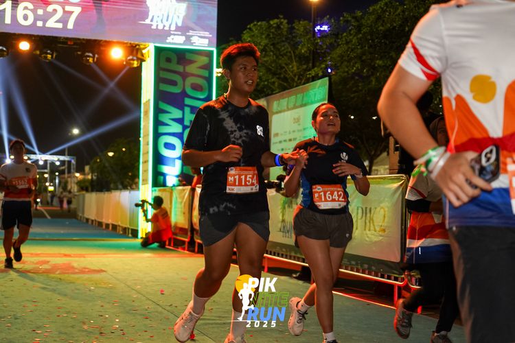 Race photo from PIK NITE RUN 2025