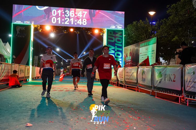 Race photo from PIK NITE RUN 2025