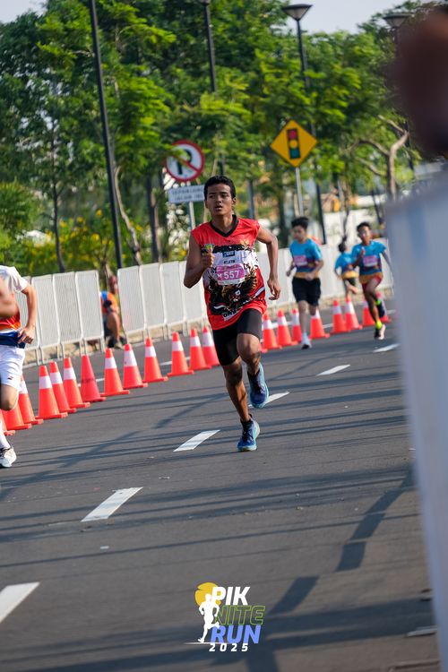 Race photo from PIK NITE RUN 2025