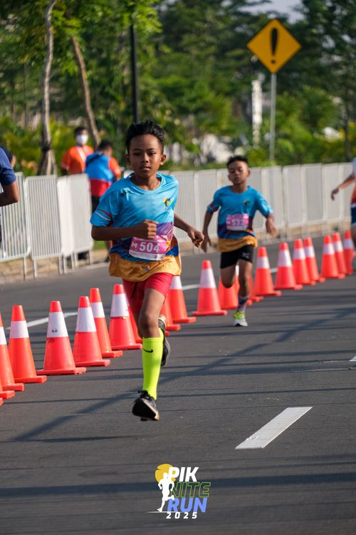 Race photo from PIK NITE RUN 2025