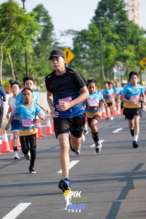 Race photo from PIK NITE RUN 2025