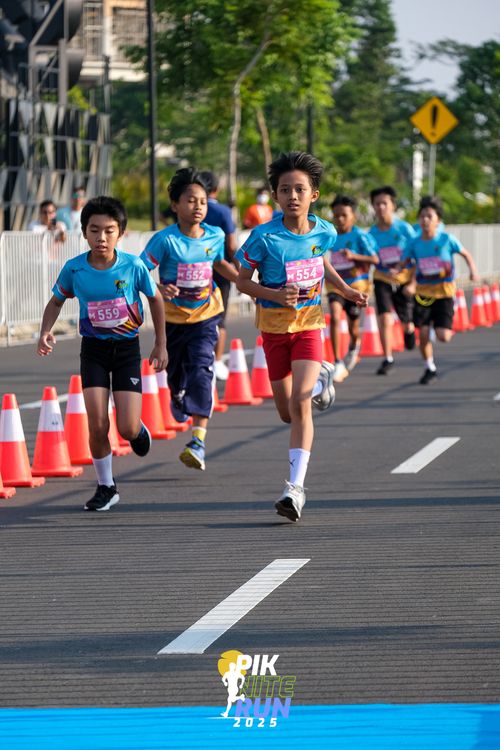 Race photo from PIK NITE RUN 2025