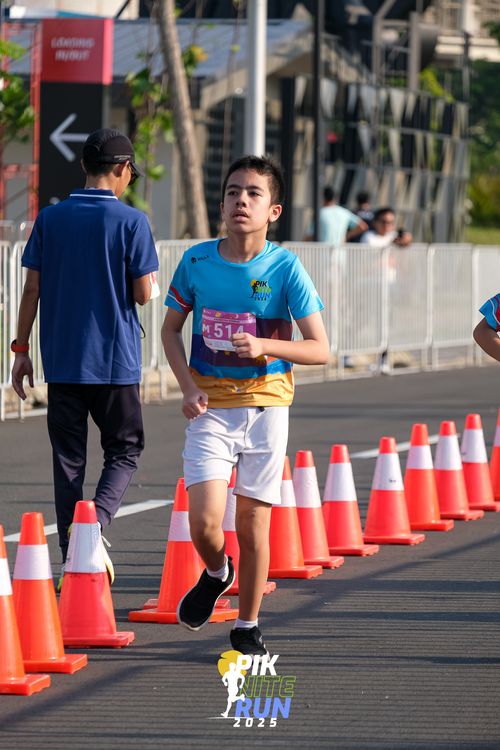 Race photo from PIK NITE RUN 2025