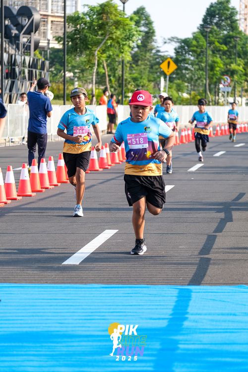 Race photo from PIK NITE RUN 2025