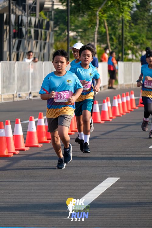 Race photo from PIK NITE RUN 2025