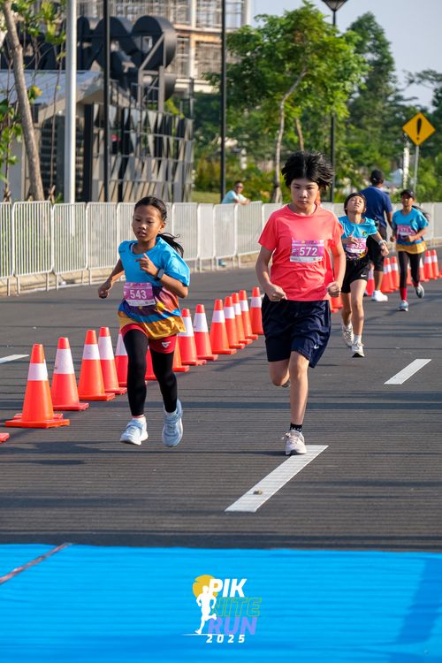 Race photo from PIK NITE RUN 2025