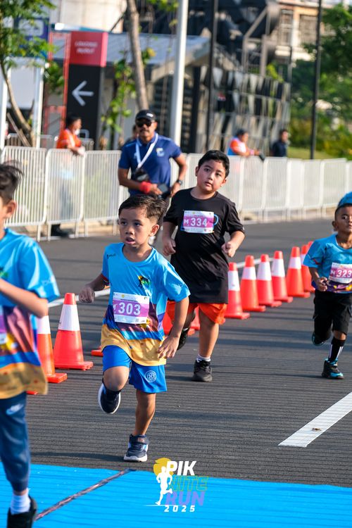Race photo from PIK NITE RUN 2025
