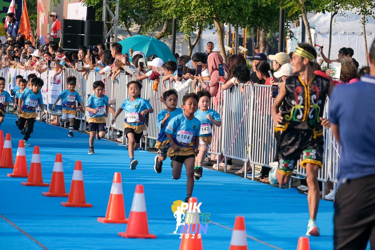 Race photo from PIK NITE RUN 2025