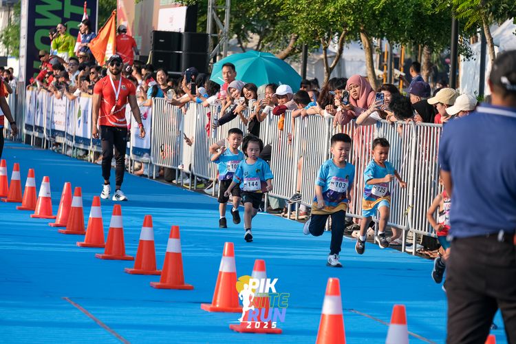Race photo from PIK NITE RUN 2025