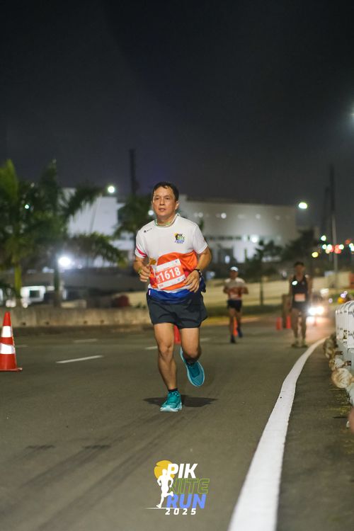 Race photo from PIK NITE RUN 2025