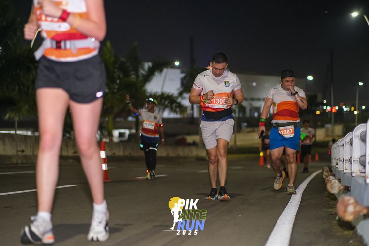 Race photo from PIK NITE RUN 2025
