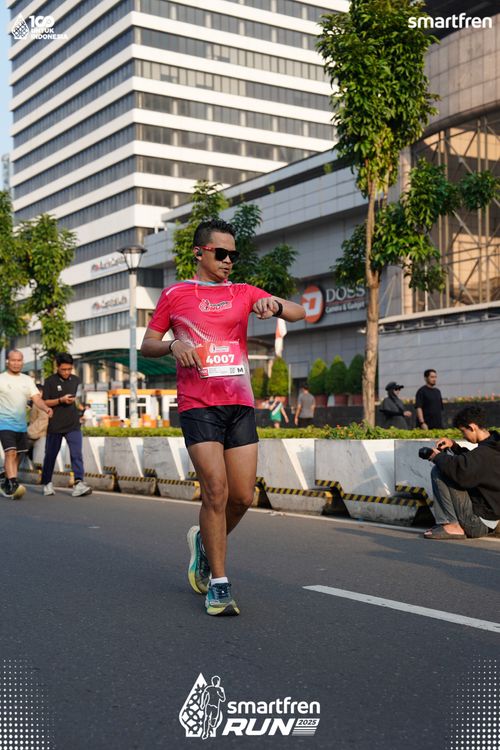 Race photo from Smartfren Run 2025 