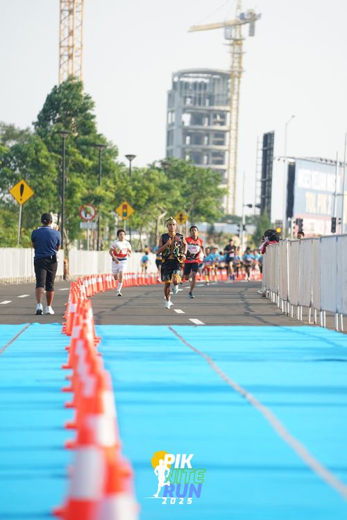 Race photo from PIK NITE RUN 2025