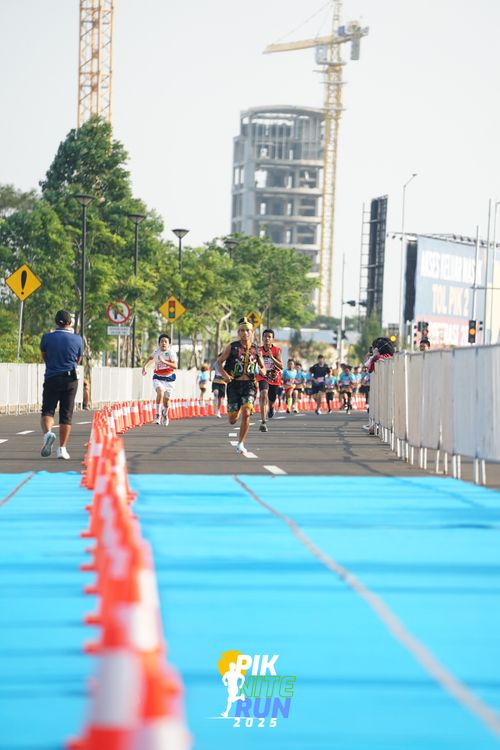 Race photo from PIK NITE RUN 2025